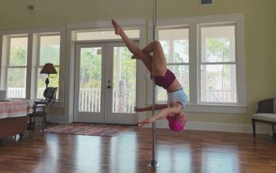 55 ans sur une pole fitness